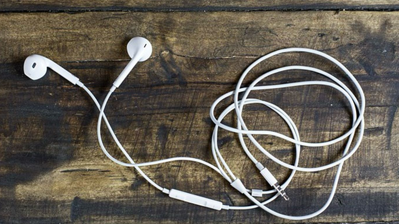 Auricolari con il filo e occhiali che truccano il viso: la Gen Z sceglie la praticità