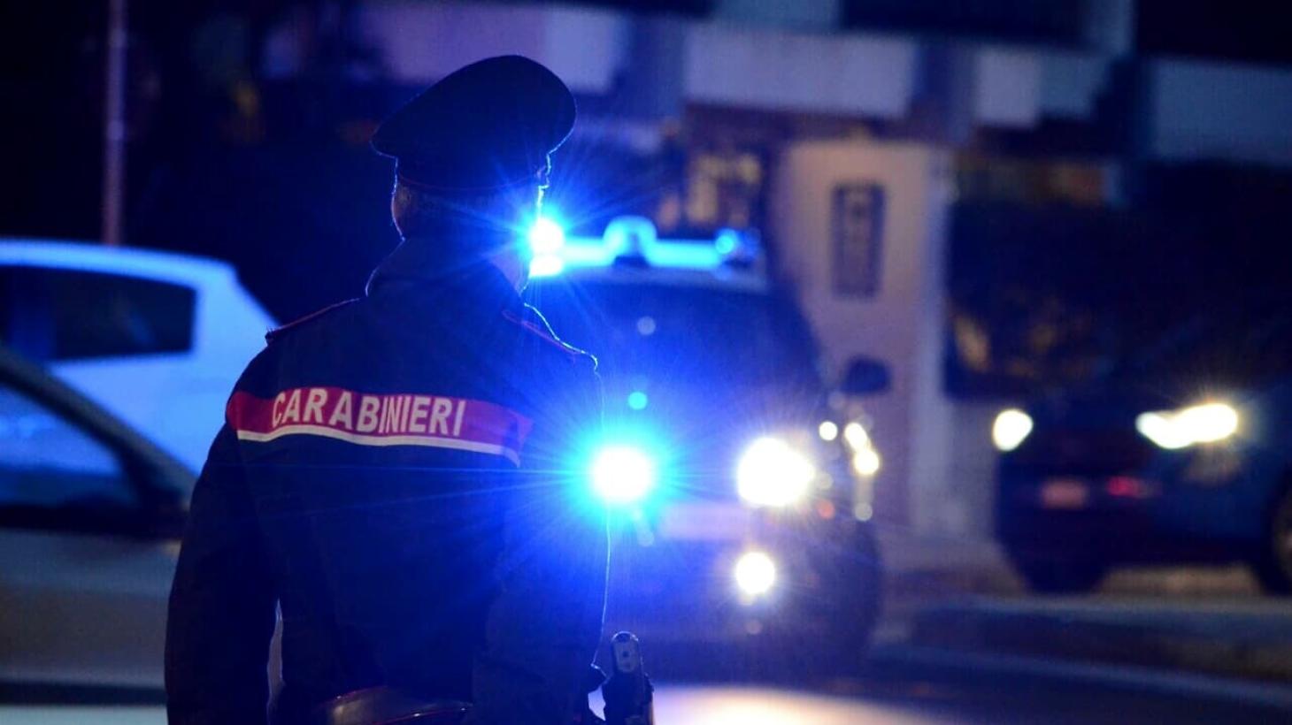 Gira con 18 grammi di cocaina, fugge all’alt della polizia e percorre alcune strade contromano. Arrestato 25enne albanese