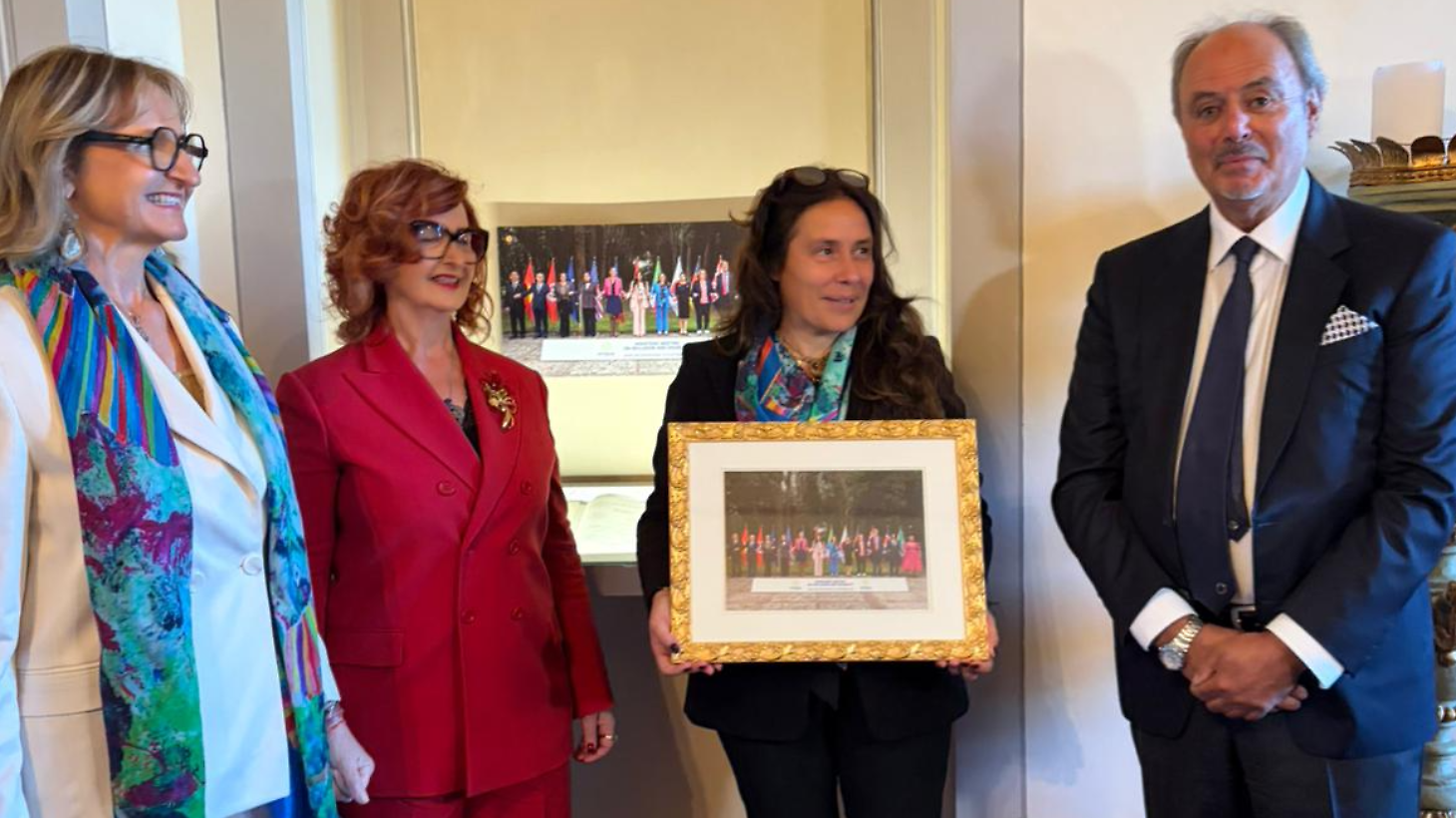 Il ministro Alessandra Locatelli consegna la copia originale della Carta di Solfagnano alla famiglia Colaiacovo. Video