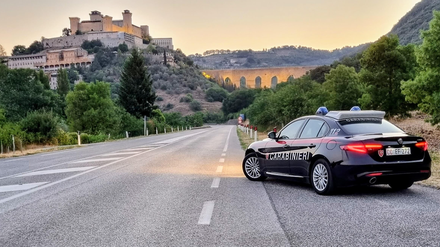 Studente a scuola con pistola giocattolo e maschera di Carnevale sul volto: docente sotto choc