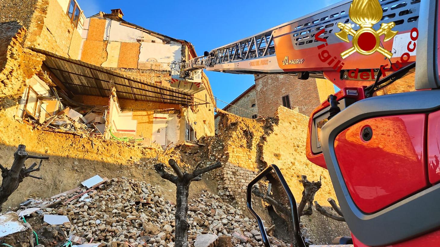 Fabro, altre demolizioni per mettere in sicurezza la zona del crollo delle mura del castello. In corso l'intervento dei vigili del fuoco