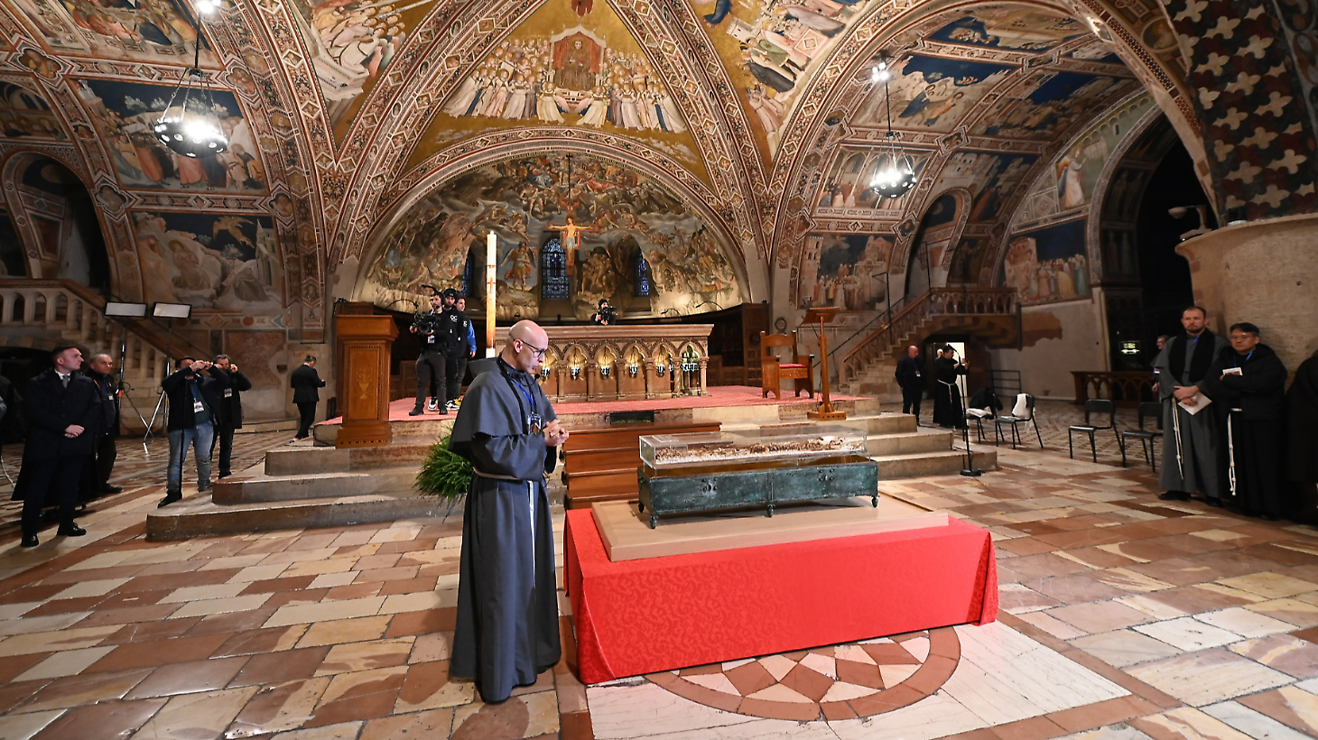 La traslazione delle spoglie di San Francesco d&agrave; il via al mese dell'ostensione: il racconto della giornata. Diretta