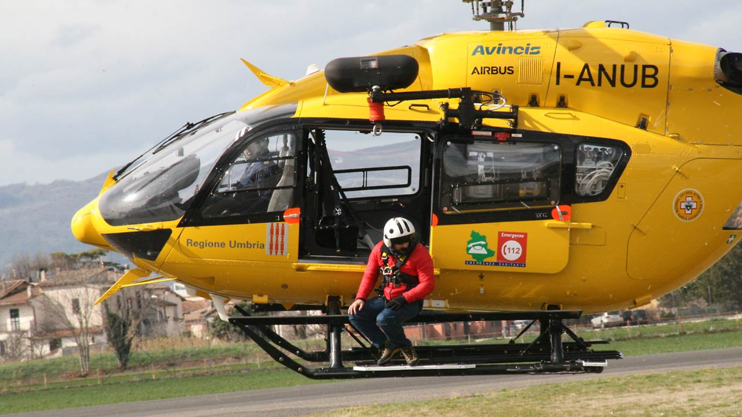 Si schianta contro un capriolo: pensionato soccorso in elicottero e portato in ospedale