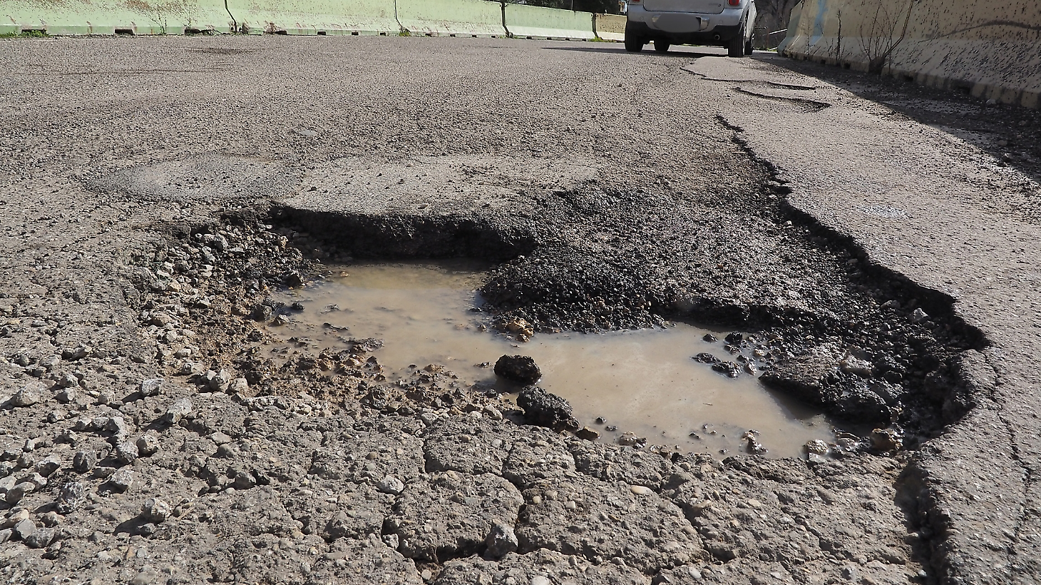 Il salasso dei danni per le buche: ecco quanto ci costano. Il conto delle riparazioni fatte da un gommista