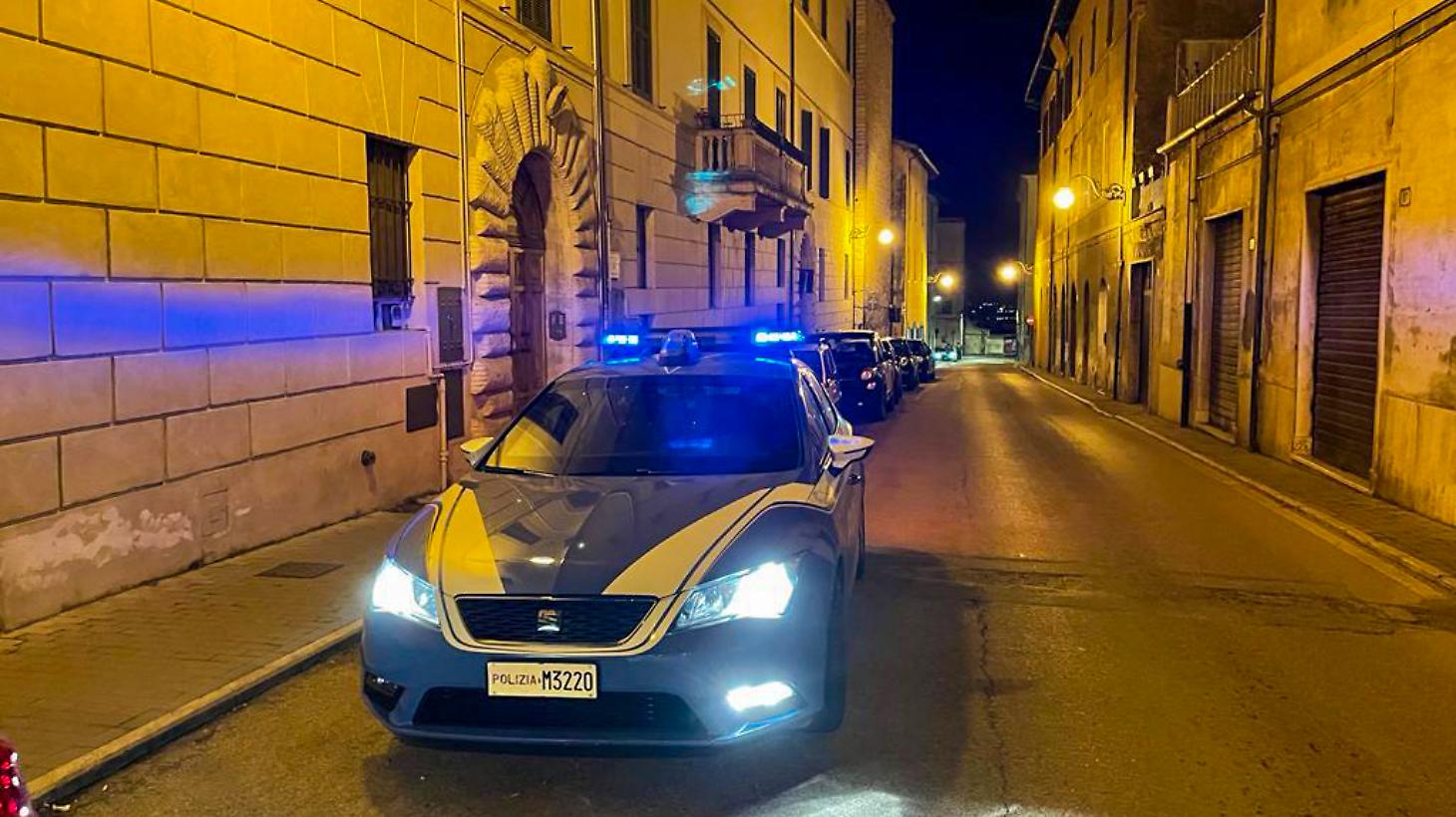 Sorpreso dalla polizia con la cocaina: ingoia diverse dosi e poi viene portato in ospedale. Arrestato 21enne