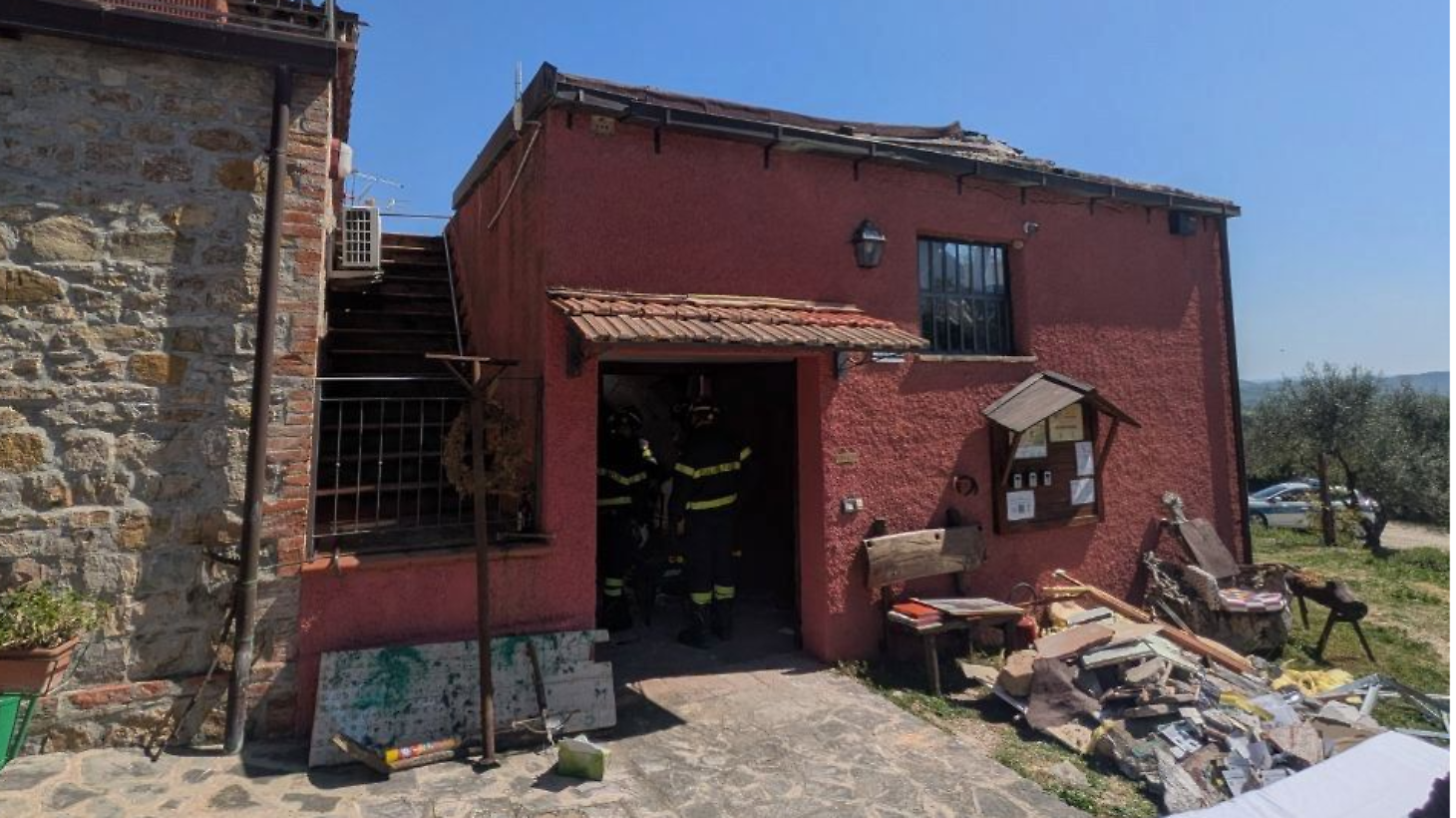 Crolla il solaio di una struttura ricettiva a Magione: soccorsa una persona che era rimasta bloccata