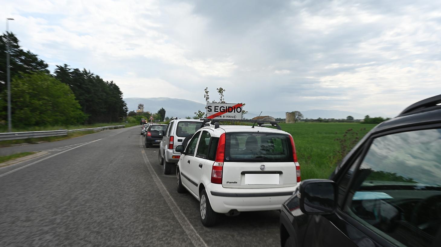 Caos parcheggi selvaggi all'aeroporto, auto lasciate lungo la strada