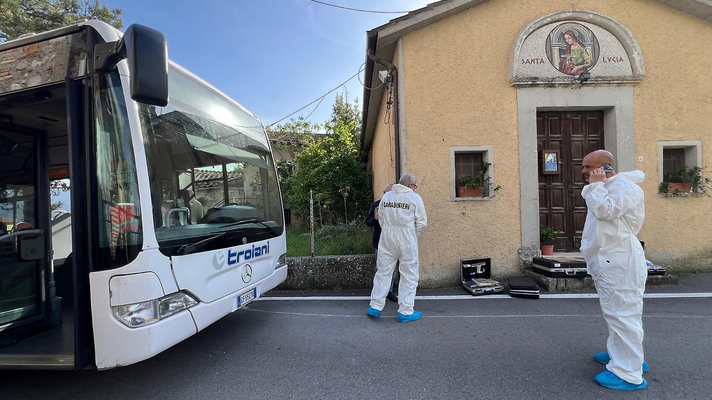 Aggredita a martellate sul bus, la donna lotta tra la vita e la morte. Ricercato il marito: era stato arrestato ad aprile