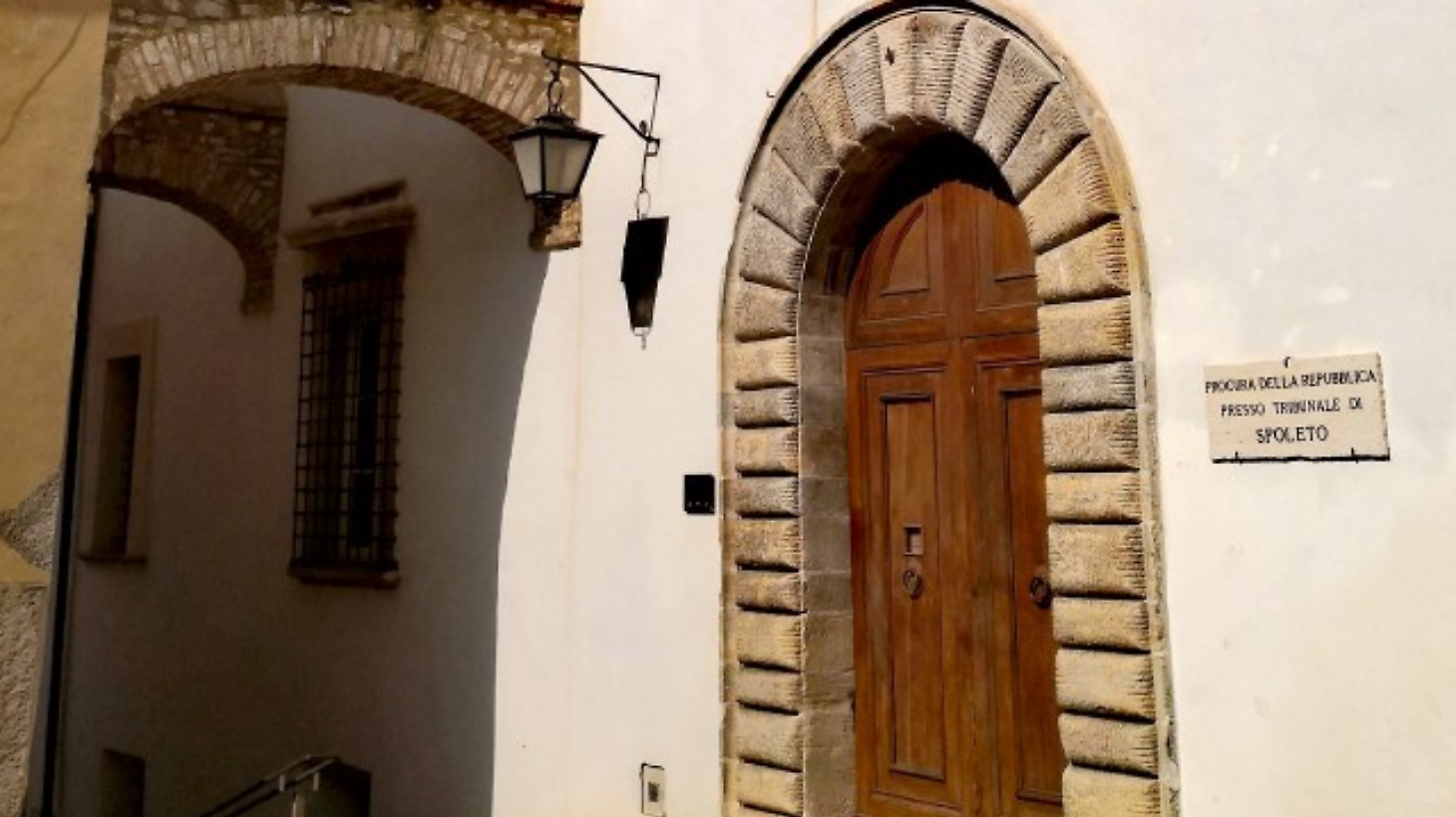 Botte, minacce e un gatto ucciso: 18enne ai domiciliari per le violenze sulla fidanzatina di 15 anni