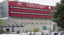 Senza tetto si accampano dentro l'ospedale: primo summit in questura per affrontare il problema