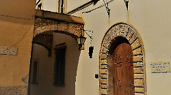 Morto in casa a 98 anni a Spoleto, si indaga per ricostruire gli ultimi mesi della vittima: c'è un possibile testimone 