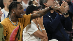 Travis Scott arrestato a Parigi: il rapper accusato di violenza contro una guardia di sicurezza