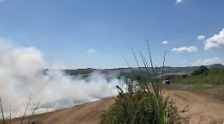 Todi, incendio a pochi metri dalla E45: a fuoco i campi. Fiamme e fumo visibili dalla strada