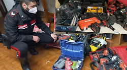 Perugia, rubano attrezzi da lavoro nei furgoni in sosta: fermati lungo la E45. Un arresto e due denunce