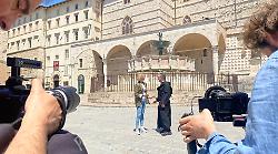 In cammino in Umbria, viaggio dell’anima con padre Enzo Fortunato e Giulia Nannini su Rai 3. Arte e natura tra Perugia, Assisi e Spello