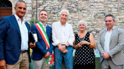 Umbria del cuore a Corrado Augias, pienone in piazza al Corciano Festival. Lo scrittore e giornalista si &egrave; raccontato tra gli applausi
