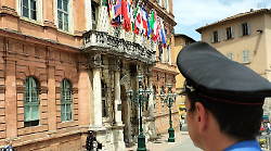 Perugia, sorpreso in piazza Grimana con la droga: sequestrati 50 grammi di hashish. Arrestato uomo di 31 anni