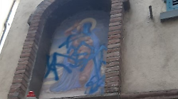 Umbertide, atti vandalici in un'edicola votiva: imbrattato affresco di una Madonna con lo spray. Indignazione dei residenti