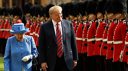 "Donald Trump fu un maleducato". Il pensiero della Regina Elisabetta svelato nell'ultima biografia. Quando il presidente Usa le toccò la schiena