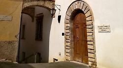 Trovato morto in casa a 98 anni a Spoleto. Giallo sul decesso. Un mese prima colpito da un cazzotto. Aperto un fascicolo