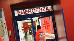 La colpisce al volto e poi prova a strangolarla col cavo del caricabatterie: arrestato il compagno per tentato omicidio