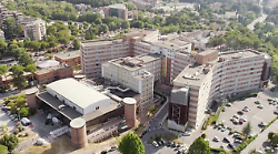 Il portellone si apre e cade dal pulmino in corsa: ricoverata 47enne con disabilità. È grave