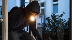 Ladri entrano in un'abitazione con i proprietari in casa e scappano con 2 pistole