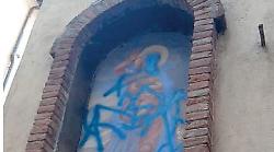 Umbria, edicola della Madonna imbrattata: il Comune di Umbertide denuncia. Caccia ai vandali