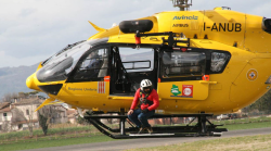 Spoleto, cade da una scala mentre pota l'edera: volo di 5 metri. Grave un uomo di 75 anni portato in ospedale in elicottero