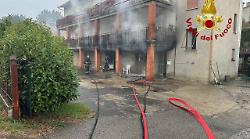 Marsciano, incendio in una palazzina a Castiglione della Valle: in fiamme un appartamento. Il video dei vigili del fuoco
