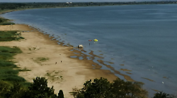 Castiglione del Lago, le acque del Trasimeno si ritirano: camminata di 12 km sulla nuova battigia. L'iniziativa 