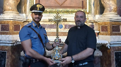Città della Pieve, ruba un crocifisso ligneo dal Duomo: scoperto e denunciato. Il manufatto torna nella cattedrale