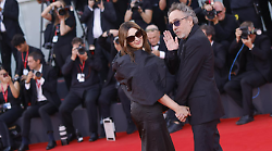 Monica Bellucci e Tim Burton sul red carpet della Mostra del cinema di Venezia per l'anteprima mondiale del film Beetlejuice 2