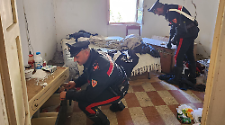 Terni, nascondeva droga in un capannone abbandonato che usava come casa: sequestrata cocaina e hashish. Arrestato 29enne