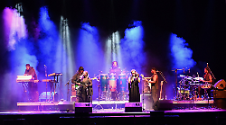 Perugia, concerto dei Kokoroko al Moon in June: un successo al Barton Park tra note jazz e ritmi giamaicani. Le foto