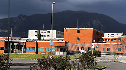 Terni, detenuto del carcere di Sabbione aggredisce agente della polizia penitenziaria: poco prima, la visita di Sottani