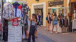 Perugia, inizia lo Sbaracco: via ai super sconti nei negozi del centro storico per chiudere la stagione dei saldi