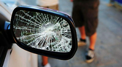 Ciottoli, sanpietrini e mazzate contro le auto in sosta nel centro di Orvieto. Scatta la sorveglianza speciale per un ragazzo