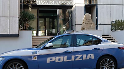 Dà fuoco a pneumatico negli uffici della questura: attimi di paura e danni, arrestato trentenne del Gambia