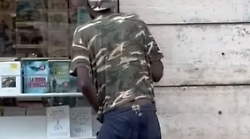 Terni, urina in centro storico su una vetrina di un negozio. La Lega condivide il video e attacca l'amministrazione Bandecchi