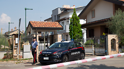 Morti padre, madre e figlio in una villetta a Paderno Dugnano. Il primogenito al 118: "Venite, ho ucciso papà"