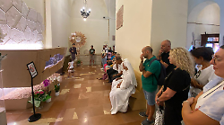 Antonella Clerici prega sulla tomba di Carlo Acutis ad Assisi dopo l'operazione alle ovaie: "Ho trovato conforto in lui"