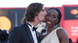 Paola Egonu e il fidanzato Leonardo Puliti di Montecastrilli sfilano sul red carpet della Mostra del cinema di Venezia