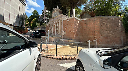 Perugia, sosta selvaggia alla Fonti di Veggio: via ai lavori per l'installazione di 21 dissuasori salva-pedoni