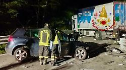 Morto in un incidente stradale a Spoleto. Tragico schianto sulla Tre Valli tra un'auto e un camion: una vittima e un ferito