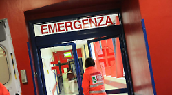 Perugia, brucia la carta fuori casa sua e viene ustionato dal ritorno di fiamma: uomo di 58 anni ricoverato in ospedale