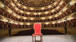 Perugia, in vendita le poltrone in velluto rosso che arredavano il teatro Morlacchi: il prezzo e le modalità
