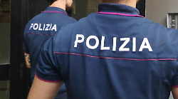 Perugia, balordo sfonda a calci la porta di un hotel in centro e picchia l'addetto alla reception. Indaga la polizia