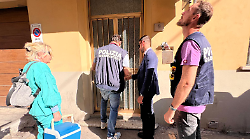 Donna morta da un anno ancora senza sepoltura, la figlia a processo per averla lasciata sul letto cadavere per mesi per prendere la pensione