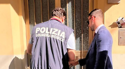 Lasciò per mesi la mamma morta sul letto e ne prendeva la pensione: ora vive per strada e il processo non parte